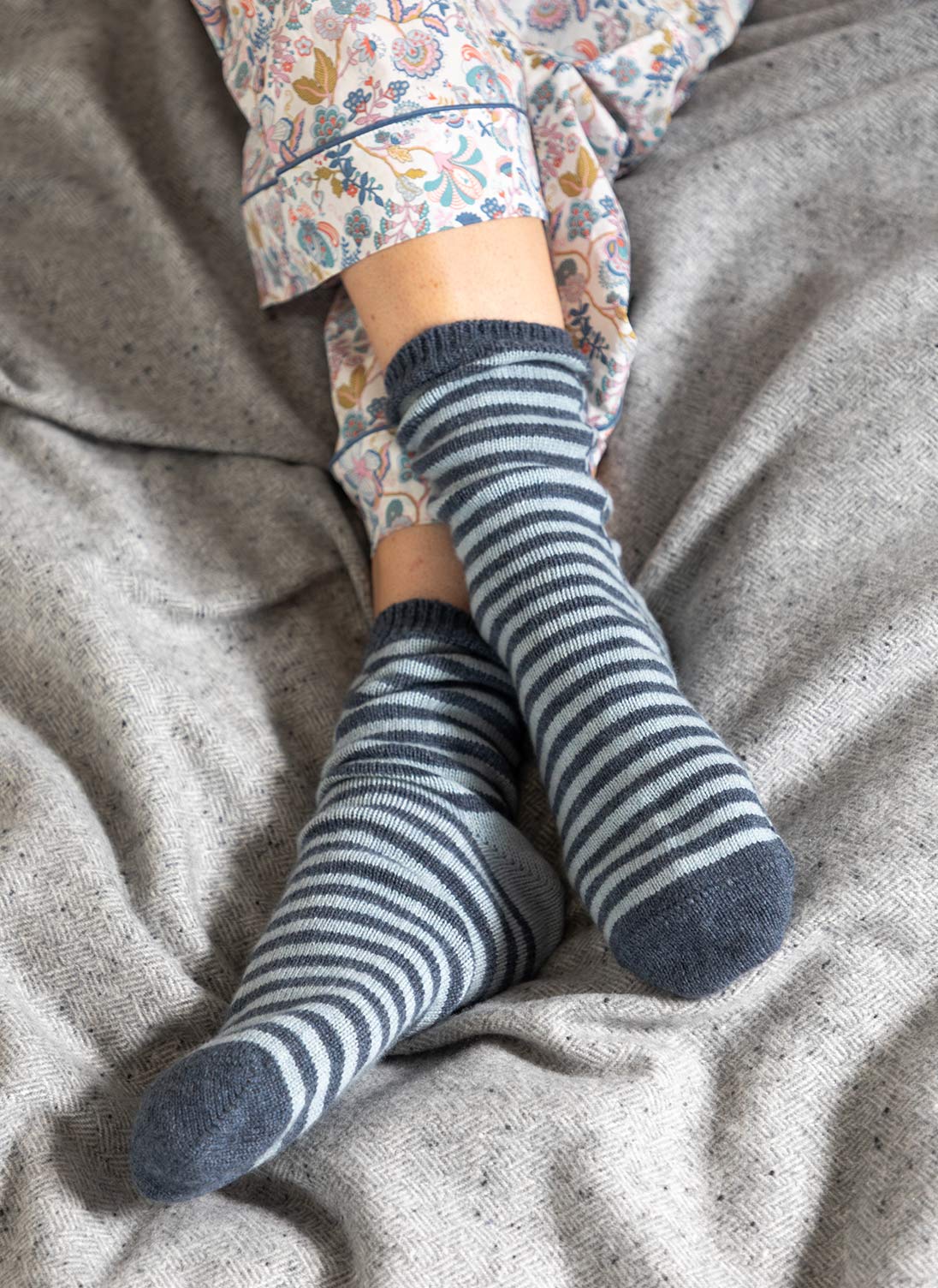 Women's Cashmere Stripe Socks Lead & foam